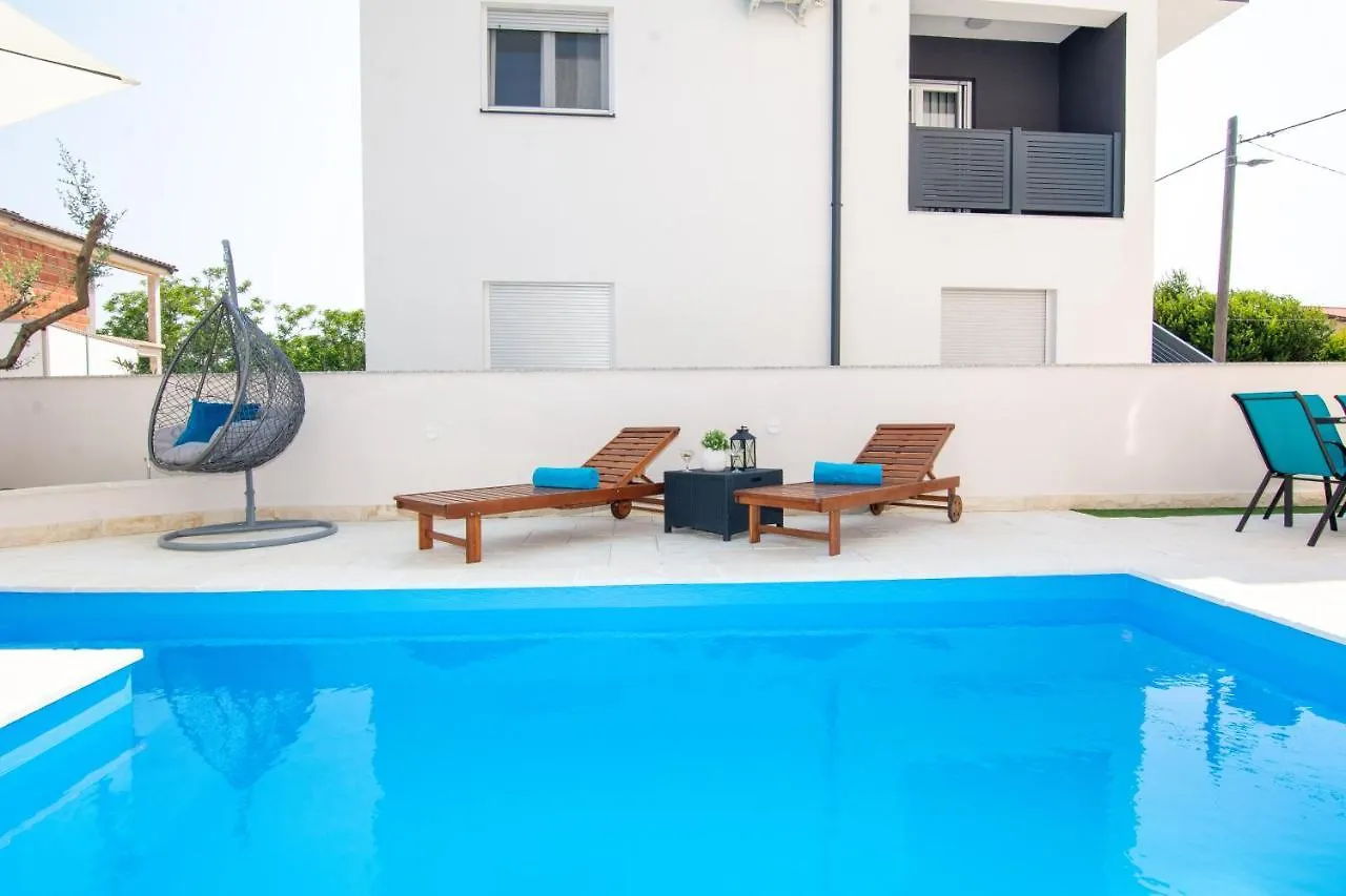 Apartment Cosic 0*, Vir